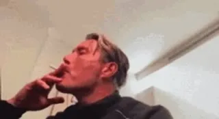 Мужчина облизывает пальцы
