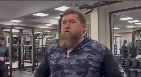 Бородач внезапно разворачивается
