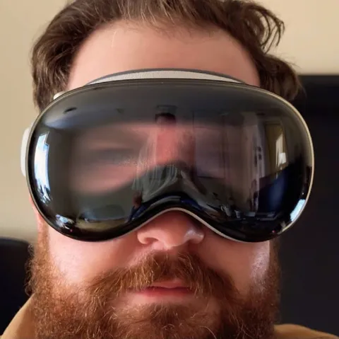 Человек в Vision Pro крупным планом