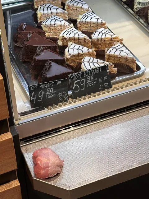Кусок мяса среди тортов