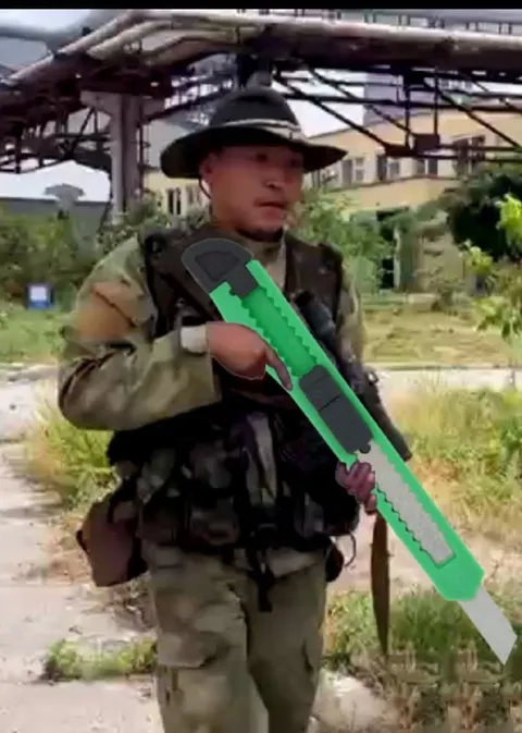 Солдат с гигантским зелёным оружием