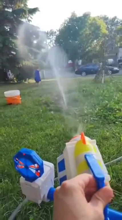Игрушечная водяная пушка на марше
