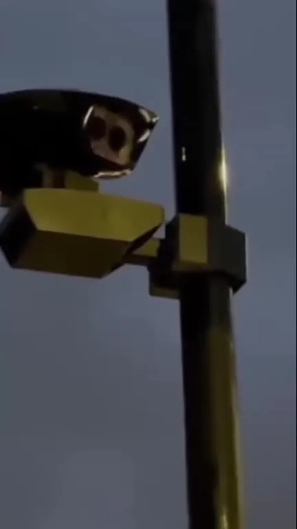 Светофор чинит красного человечка