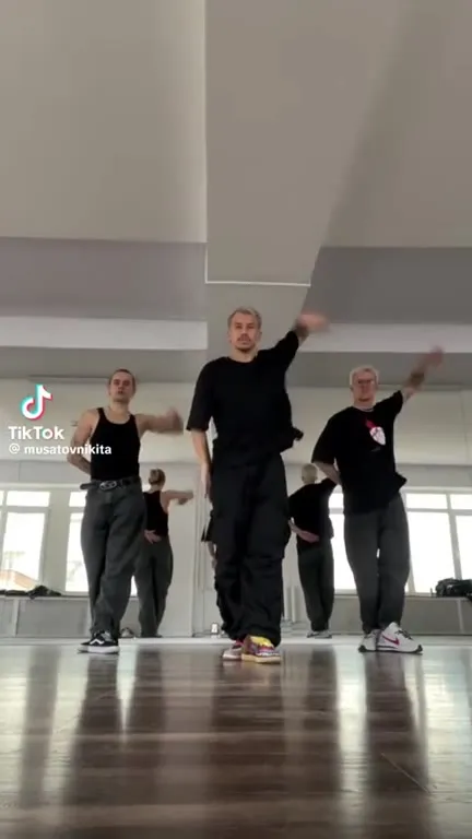 Синхронный танец в студии