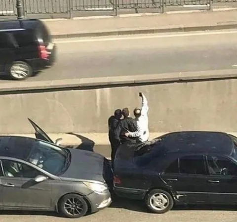Люди машут из пробки