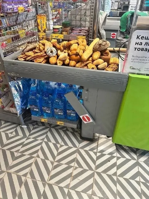 Тележка с выпечкой у кассы