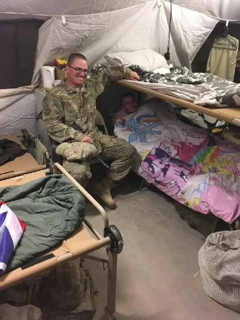 Военная казарма с детскими одеялами
