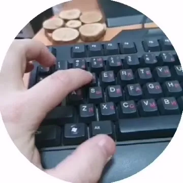 Пальцы печатают по клавиатуре