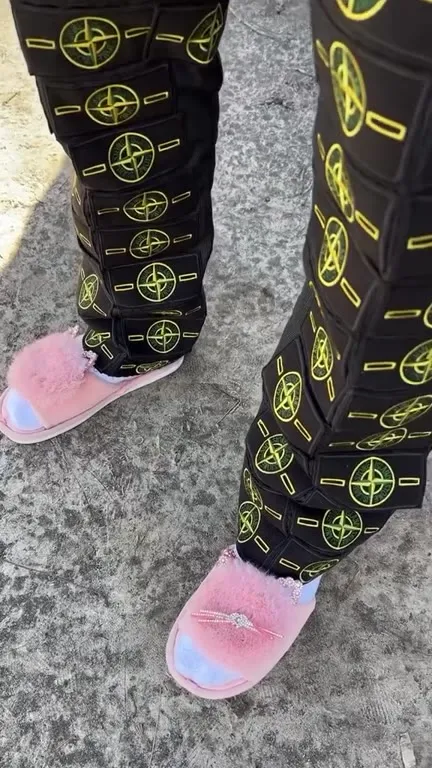 Костюм Stone Island и розовые тапочки