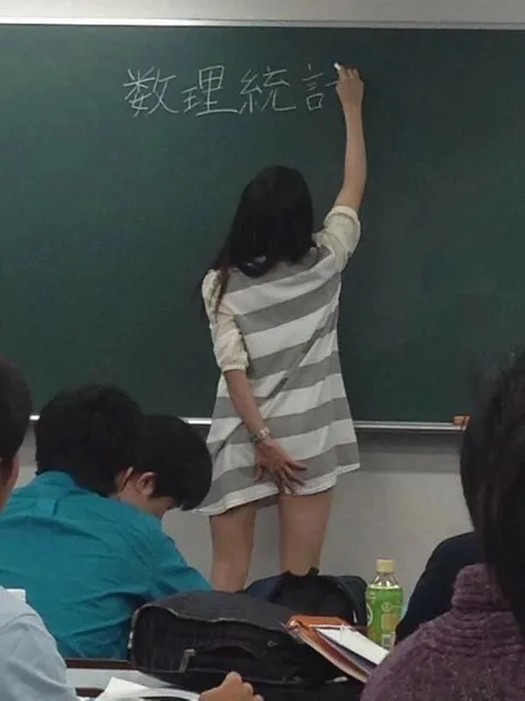 上课时偷偷挠痒