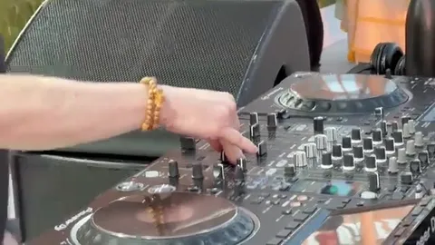 Диджей на съезде священников