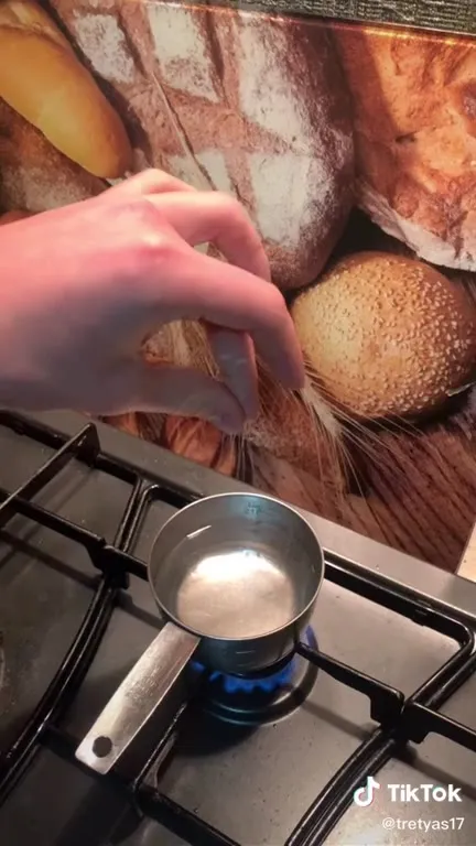 Шеф готовит микроскопическое блюдо