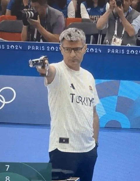 Yusuf Dikeç atış yapıyor