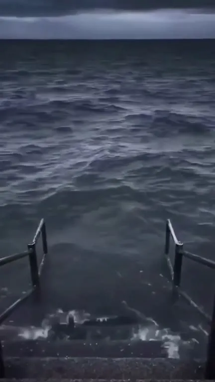 Лестница в море под грустную музыку