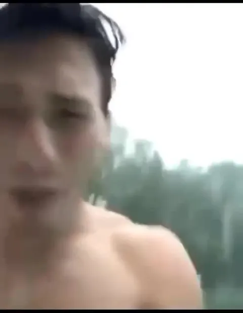 Парень прыгает в бассейн