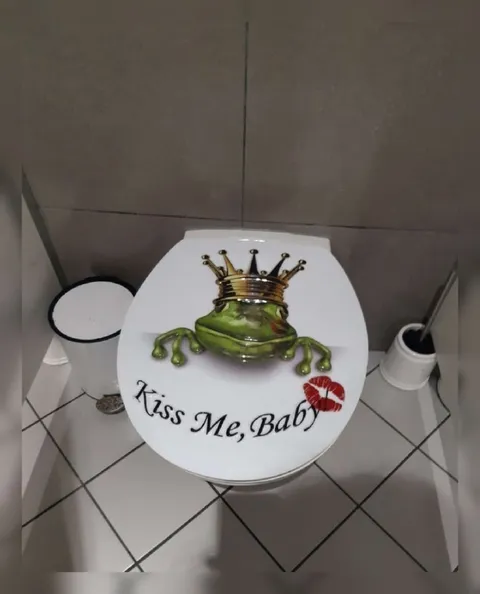 Kiss Me Baby Frog Toilet