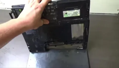 Уничтожение ноутбука до последнего