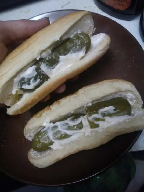 Хот-дог из огурцов и майонеза