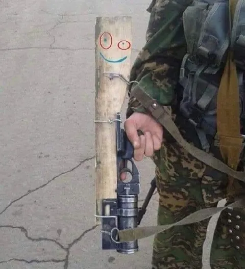 Солдат с деревянным оружием