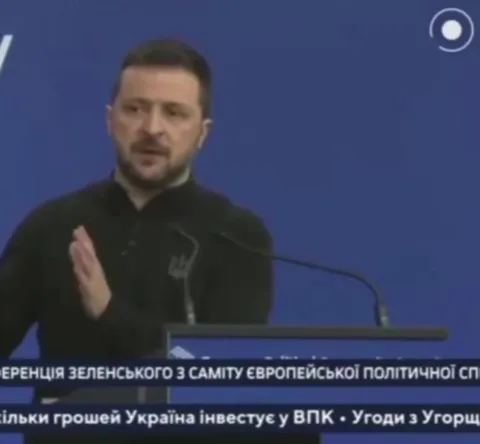 Зеленский говорит на трибуне