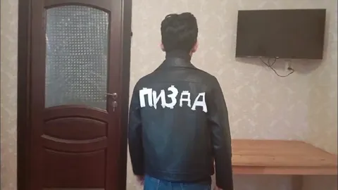 Парень в куртке «ПИЗДА»