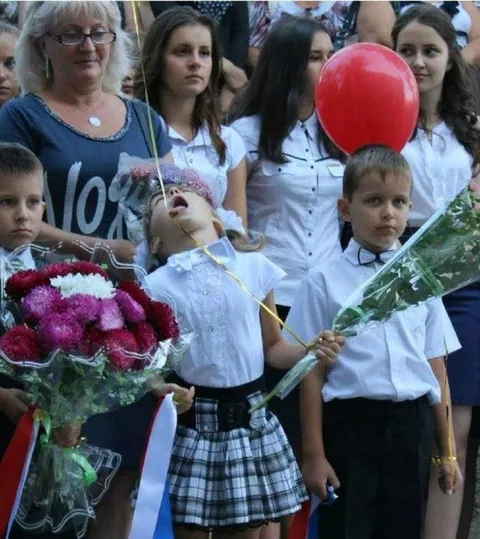 Девочка падает на школьной линейке