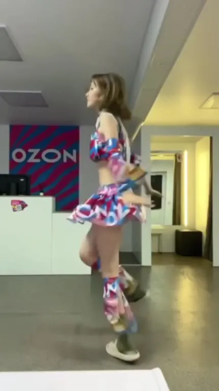 Танец в костюме Ozon