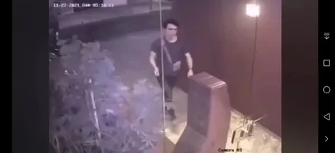 Незаметно прошёл мимо камеры