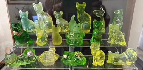 Коллекция светящихся стеклянных кошек