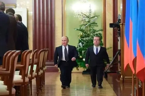 Путин и Медведев идут вместе