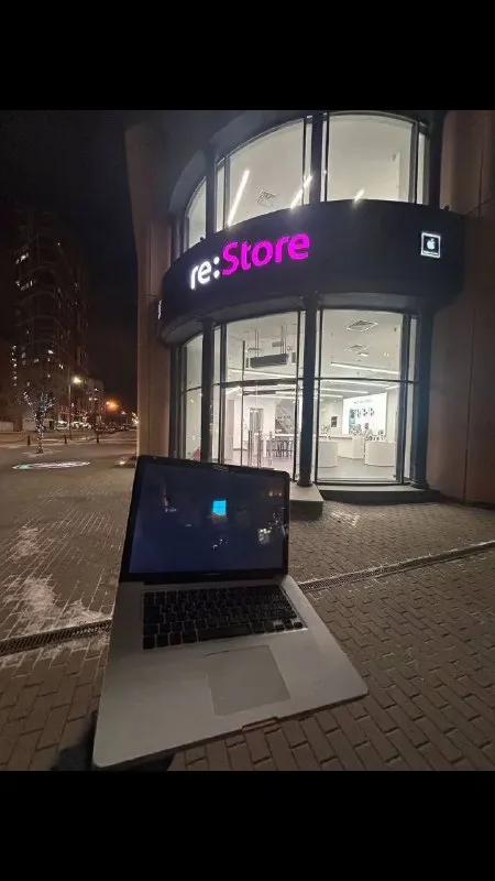 Laptop Outside the Re:Store