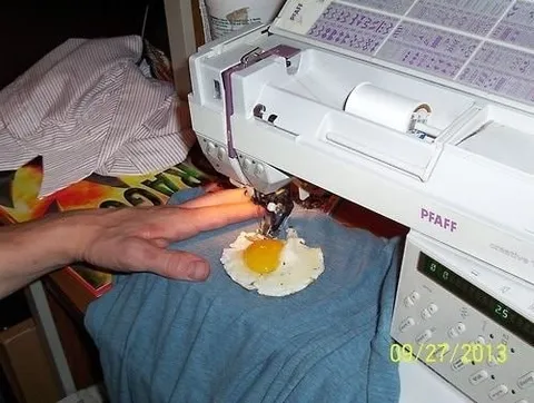 Швейная машина жарит яйцо