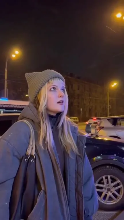 Девушка увидела салон «Милфа»