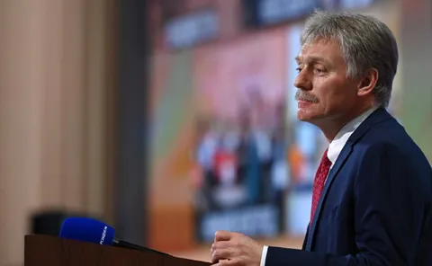 Песков у микрофона
