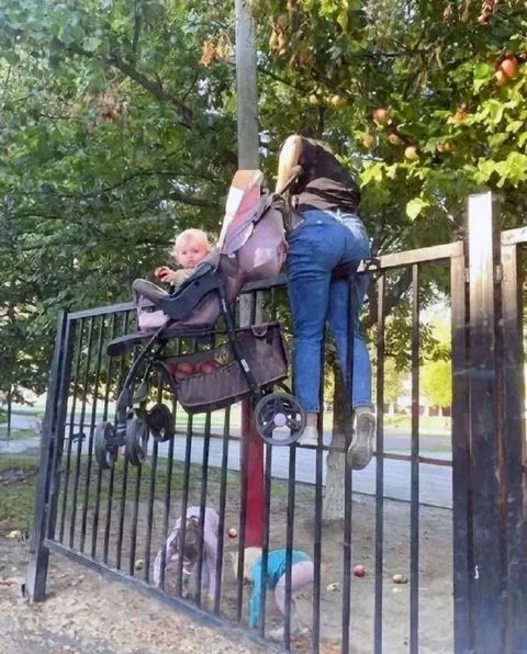Мама перелезает через забор
