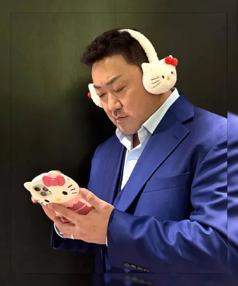 Мужчина в костюме с Hello Kitty