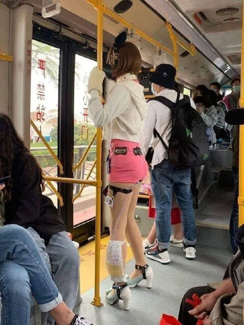 公交车上的高跟鞋女孩