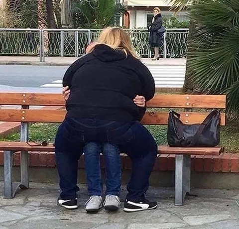 Объятия на скамейке