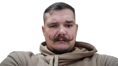 Мужчина с усами под музыку