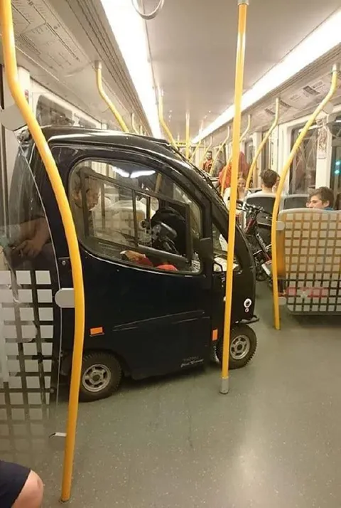Машина в салоне автобуса