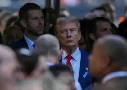 Трамп недовольно смотрит в толпе