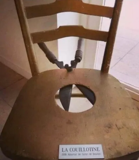 La Couillotine, guillotine à couilles