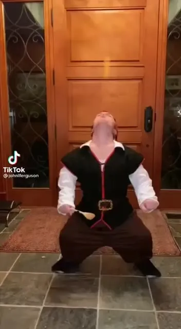 Пират ловит еду ртом