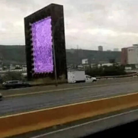 Фиолетовый экран у дороги