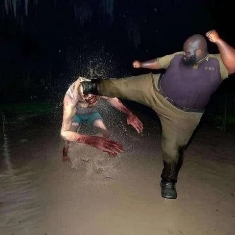 Мужчина пинает зомби