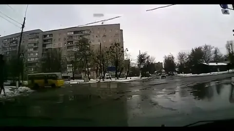 Жёлтая маршрутка плывёт по лужам