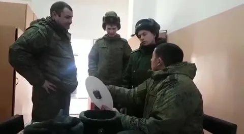 Солдаты обсуждают странный предмет