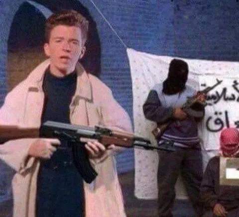 رجل يحمل بندقية أمام لافتة