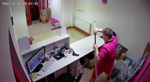Курьер превращает швабру в меч