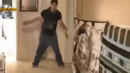 Мужчина танцует под мяуканье